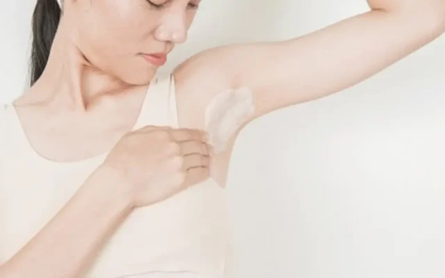 Deodoran atau Antiperspiran? Kenali Perbedaannya Sebelum Memilih